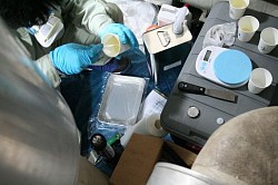 水分反応タイプのGenus GM-1508で鉄製ドレンパンに塗布し錆部分を中心に浸透させ防錆・防蝕対策。